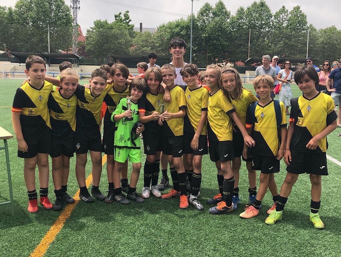 CDGalapagar's tweet photo. 🏆 Éxito rotundo del I Torneo CDG

7️⃣2️⃣ equipos
➕1️⃣1️⃣0️⃣0️⃣ jugadores
➕1️⃣5️⃣0️⃣0️⃣ asistentes
 1️⃣4️⃣8️⃣ partidos disputados

Enhorabuena a todos los equipos participantes y gracias por la confianza depositada. 

➕ INFO: https://t.co/I10MamBE6S

#UnPuebloDosColoresUnaIlusión💛🖤 https://t.co/eWrvVKB5Zq