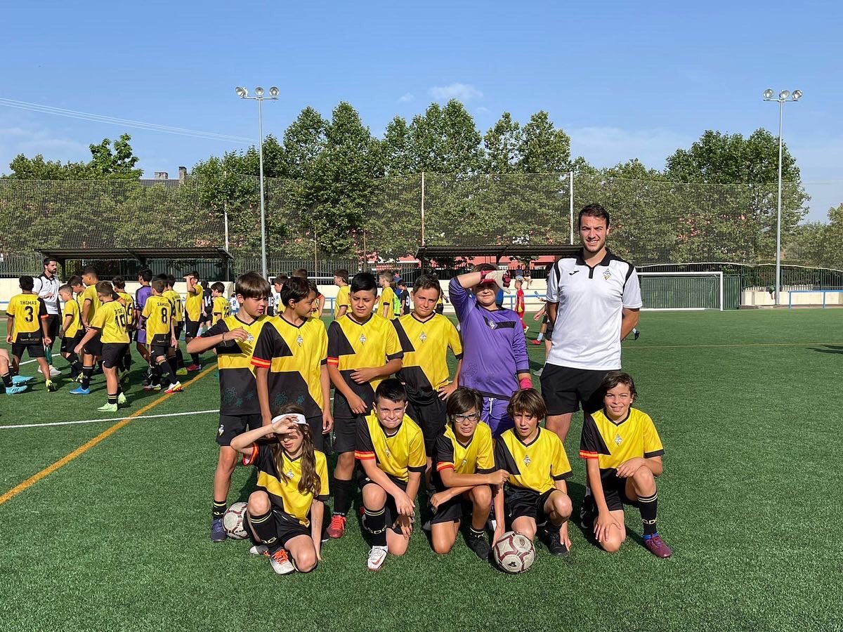 CDGalapagar's tweet photo. 🏆 Éxito rotundo del I Torneo CDG

7️⃣2️⃣ equipos
➕1️⃣1️⃣0️⃣0️⃣ jugadores
➕1️⃣5️⃣0️⃣0️⃣ asistentes
 1️⃣4️⃣8️⃣ partidos disputados

Enhorabuena a todos los equipos participantes y gracias por la confianza depositada. 

➕ INFO: https://t.co/I10MamBE6S

#UnPuebloDosColoresUnaIlusión💛🖤 https://t.co/eWrvVKB5Zq