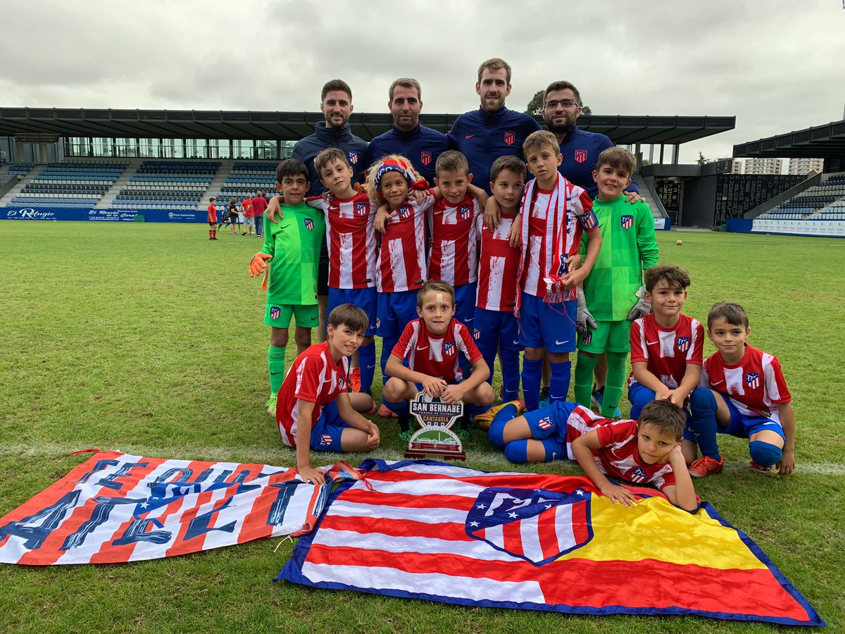 AtletiAcademia's tweet photo. 🏆 El Prebenjamín A y el Benjamín A, campeones del Torneo San Bernabé tras imponerse al Real Madrid y al Betis en sus respectivas finales.

¡Enhorabuena, chicos! 👏

🆚⚪⚪➡ https://t.co/eR10dkVJfk

🆚🟢⚪➡ https://t.co/Y0s9enRUIN https://t.co/0p8SgTJ0Tq