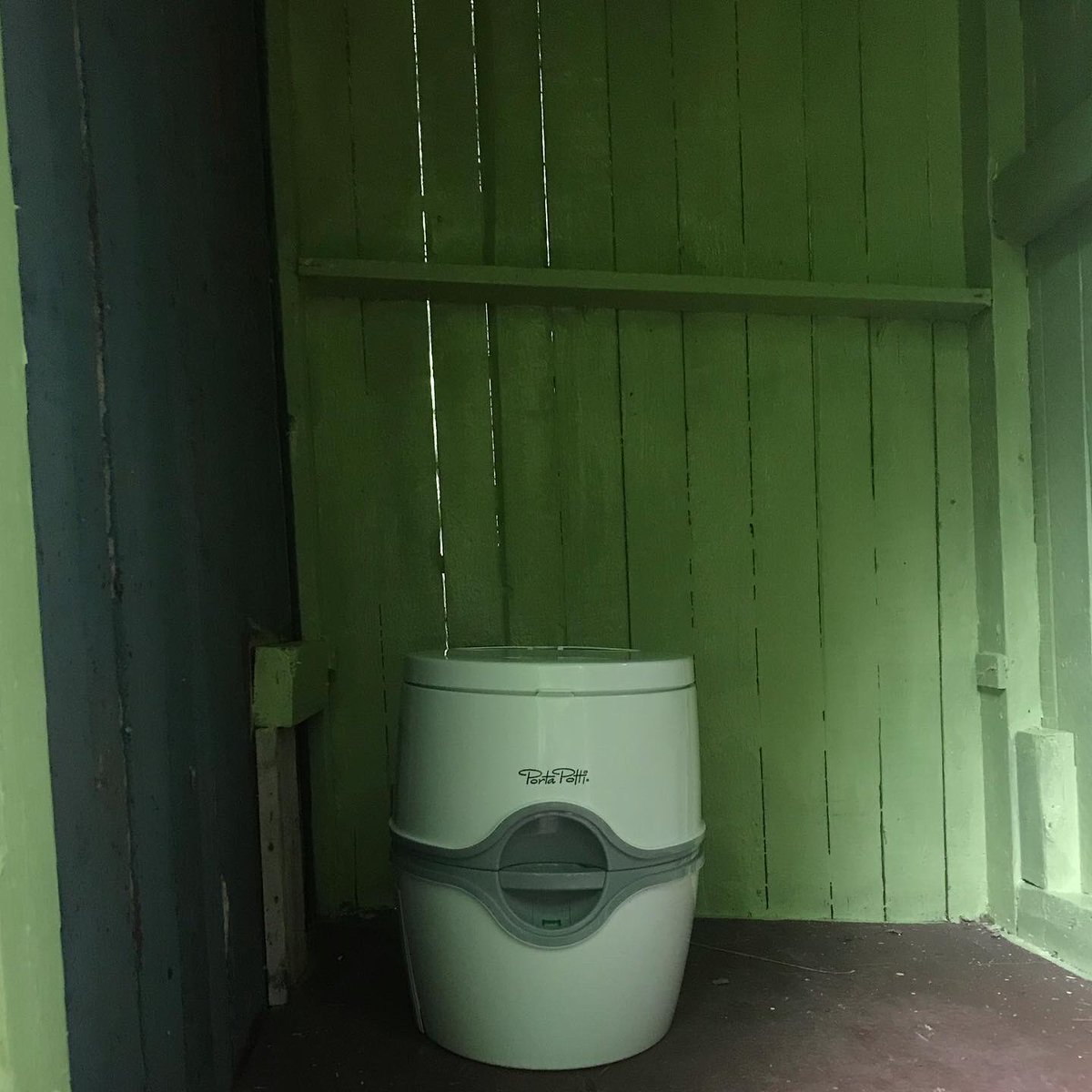 seigr_huset's tweet photo. Det er fortsatt mye å gjøre i seigr huset. I går fikk jeg fikset litt til og nå er det toalett!! Woohoo!! I morgen blir det et strøk til og så skal jeg prøve å rette gulvet 🔨🗜🪛🪚 https://t.co/f4tF2ynjDM
