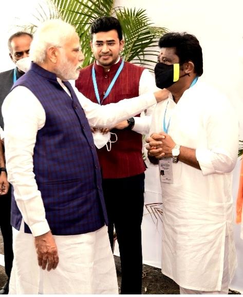 Jaggesh2's tweet photo. @narendramodi ರವರ ಇಂದು ಬೇಟಿಯಾದ ಕ್ಷಣ..
ಆತ್ಮೀಯವಾಗಿ ಯಾವಾಗ ಪ್ರಮಾಣ ವಚನ ಪಡೆಯುವೆ ಎಂದು ಕೇಳಿದರು ನಾನು ಜೂಲೈ ಮೊದಲನೆಯ ವಾರ ಸಾರ್ ಎಂದೆ..
ಡೆಲ್ಲಿಯಲ್ಲಿ ಬೇಟಿಯಾಗುವ ಎಂದು ಭುಜ ತಟ್ಟಿ ಹರಸಿದರು..
ರಾಷ್ಟ್ರದ ಪ್ರದಾನಿಗಳ ಸ್ಪರ್ಶ ಹೇಳಲಾಗದ ಅನುಭವ.. ಧನ್ಯೋಸ್ಮಿ🙏 https://t.co/dfSGzKdtGc