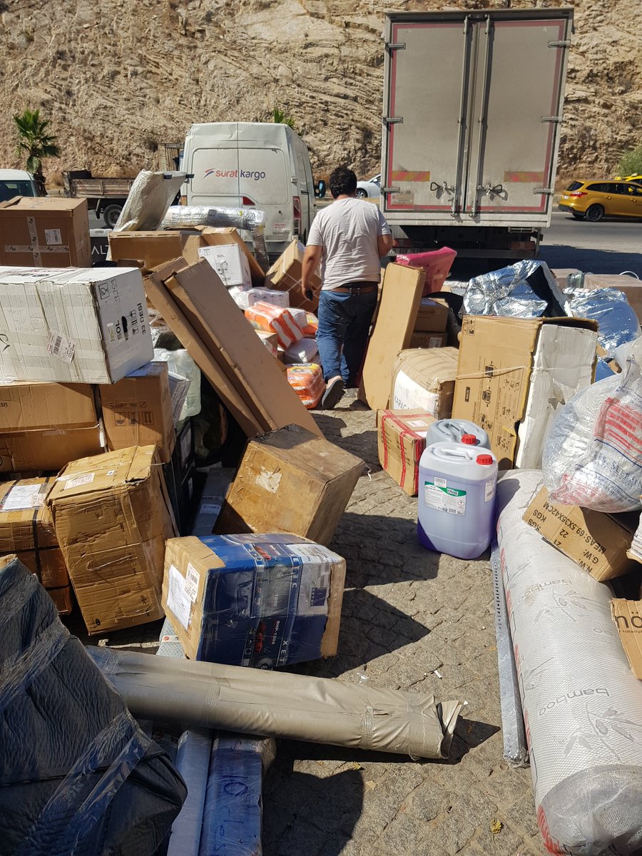 WT06M199X's tweet photo. Bodrum @SuratKargoTR şubesi bu halde 1 hafta önce gelen kargomu almaya geldim. Bırak kargoyu bulmayı kendimi dışarı zor attım. Çalışanların hiçbir suçu yok, ama buranın bu hale gelmesinin en büyük çilesini onlar çekiyor. Her gelen küfür etmekten beter ediyor. @Surat_Destek https://t.co/D3r7JbAeEV