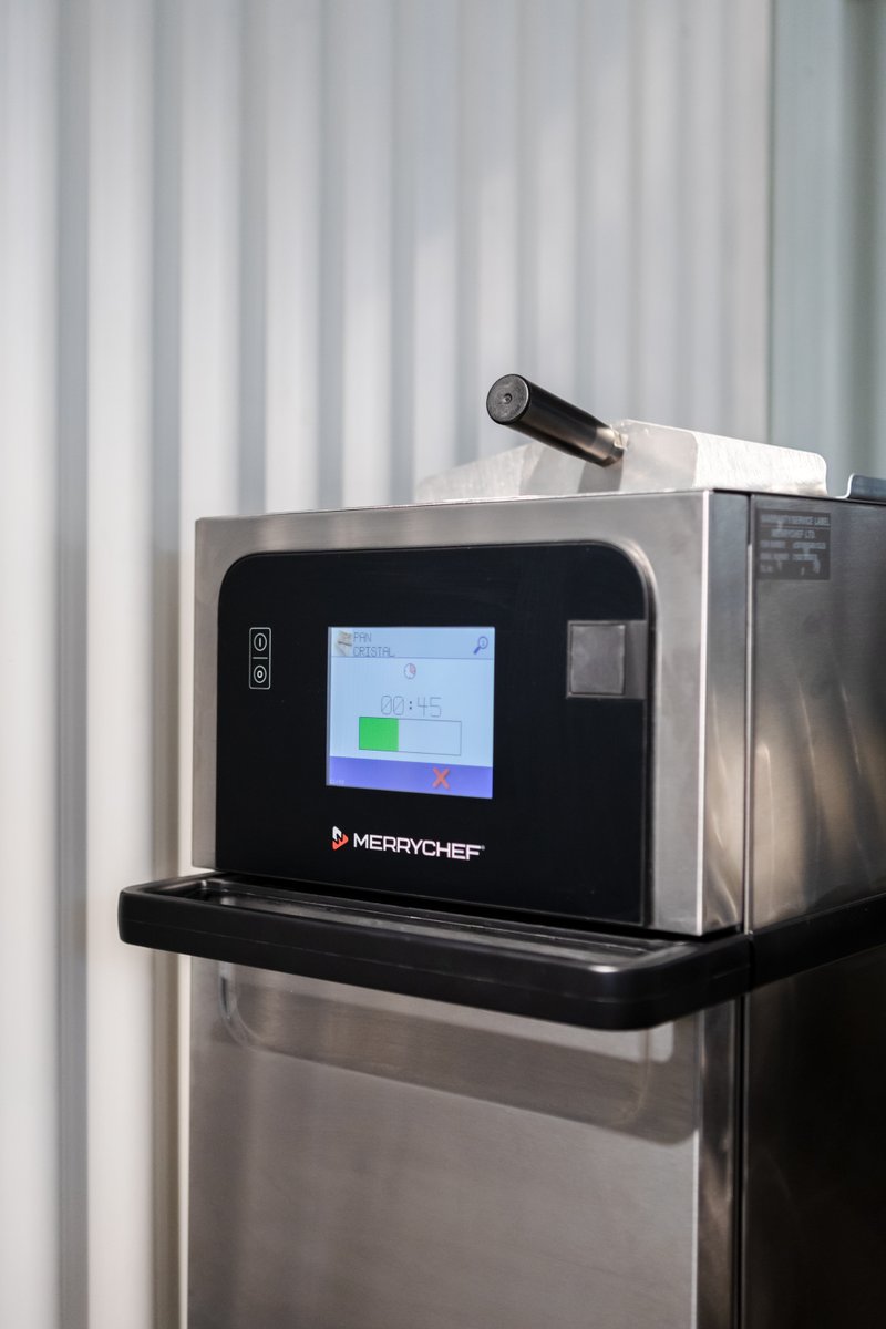 Welbilt_Iberia's tweet photo. Con el horno de cocción acelerada @Merrychef_W eikon® e2s, la alta velocidad está asegurada ⚡️
#Merrychef #Merrychefe2s https://t.co/zTEdToavF1