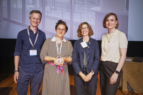 Arts Manager Karen Janody and Jonty Craig receiving the #EHD2022 Highly Commended Award for Arts and Interior Design at the Royal Brompton Diagnostic Centre Thank you to the judges Ruth Charity and Brigitte Gade Ernst from Arkitema @rbandh @EHD2022 #art #healthcare #design