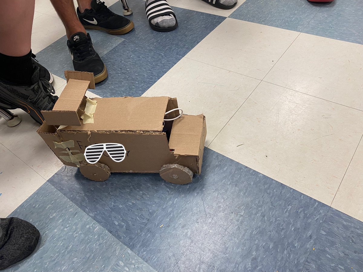 Les élèves de la 7/8 ont construit des semoirs automatiques en programmant un <a href="/microbit_edu/">Micro:bit Educational Foundation</a>, un servomoteur et un moteur à courant continu <a href="/InkSmith3D/">InkSmith</a>. Un beau défi qui intègre la géo, les maths et la résolution de problème! <a href="/EECPavdesJeunes/">École catholique Pavillon des Jeunes</a>