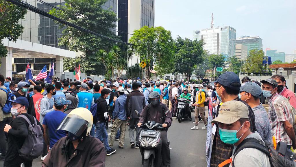 KhalilNoori's tweet photo. On #WorldRefugeeDay dozens of #Afghans in #Indonesia staged a demo calling for settlement. https://t.co/eJUOPk5bdG