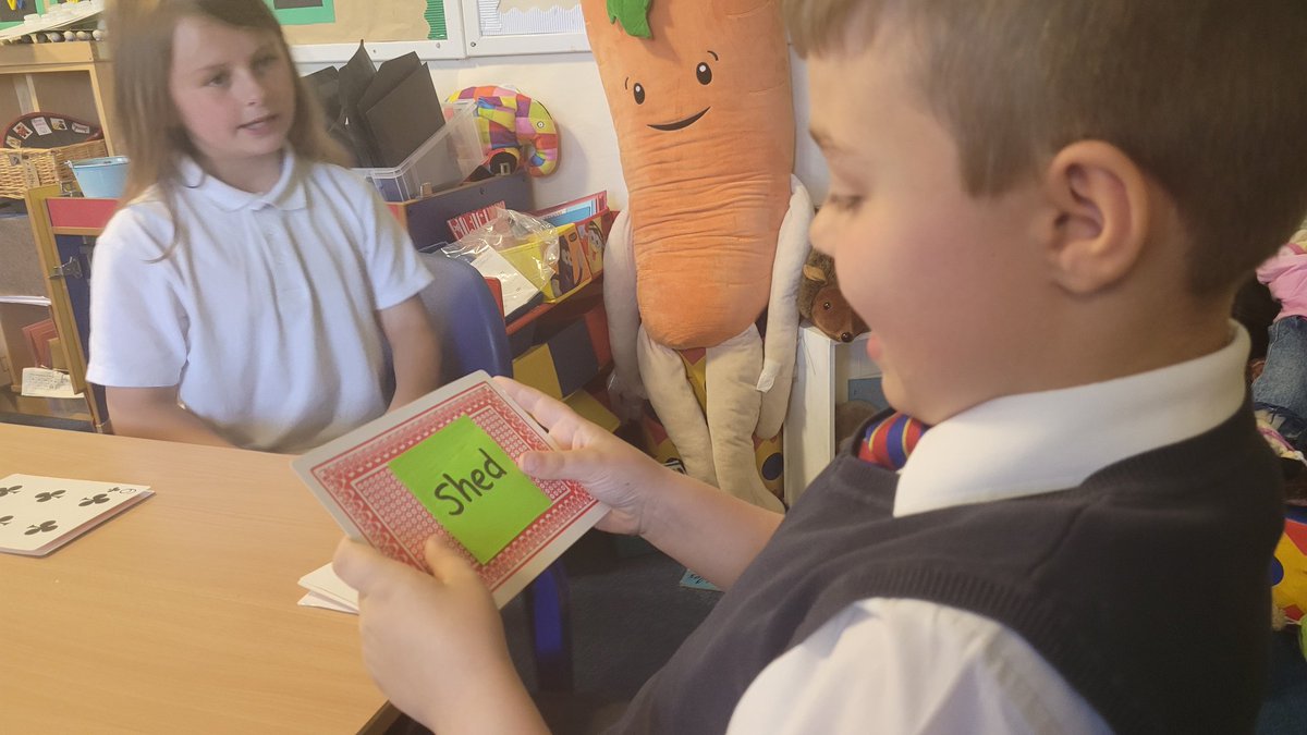 Roll the dice 🎲, choose the card and read the word! #FunWithPhonics <a href="/MorayP4S/">P5S Moray Primary</a> <a href="/MorayPS/">Moray Primary School</a>