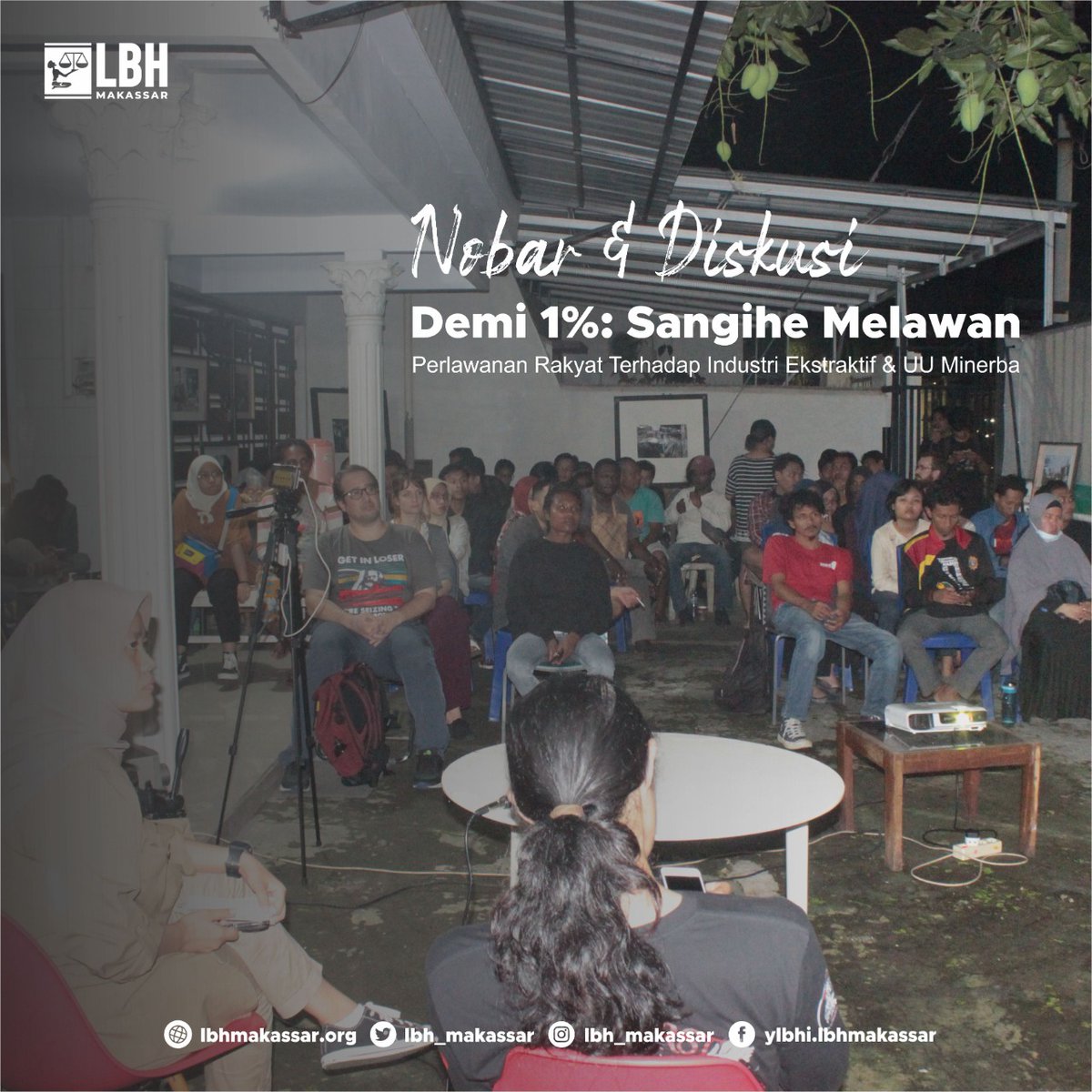 LBH_Makassar's tweet photo. Suasana nonton bareng dan diskusi film Demi 1%: Sangihe Melawan, di halaman kantor @lbh_makassar pada Rabu, 15/6/2022.

Film yang menceritakan perlawanan Warga Pulau Sangihe atas ancaman industri ekstraktif PT. Tambang Mas Sangihe (TMS). 
#savesangiheisland
#cabutuuminerba https://t.co/GRNYvFQGk6