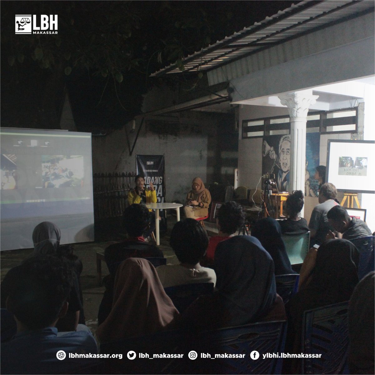 LBH_Makassar's tweet photo. Suasana nonton bareng dan diskusi film Demi 1%: Sangihe Melawan, di halaman kantor @lbh_makassar pada Rabu, 15/6/2022.

Film yang menceritakan perlawanan Warga Pulau Sangihe atas ancaman industri ekstraktif PT. Tambang Mas Sangihe (TMS). 
#savesangiheisland
#cabutuuminerba https://t.co/GRNYvFQGk6