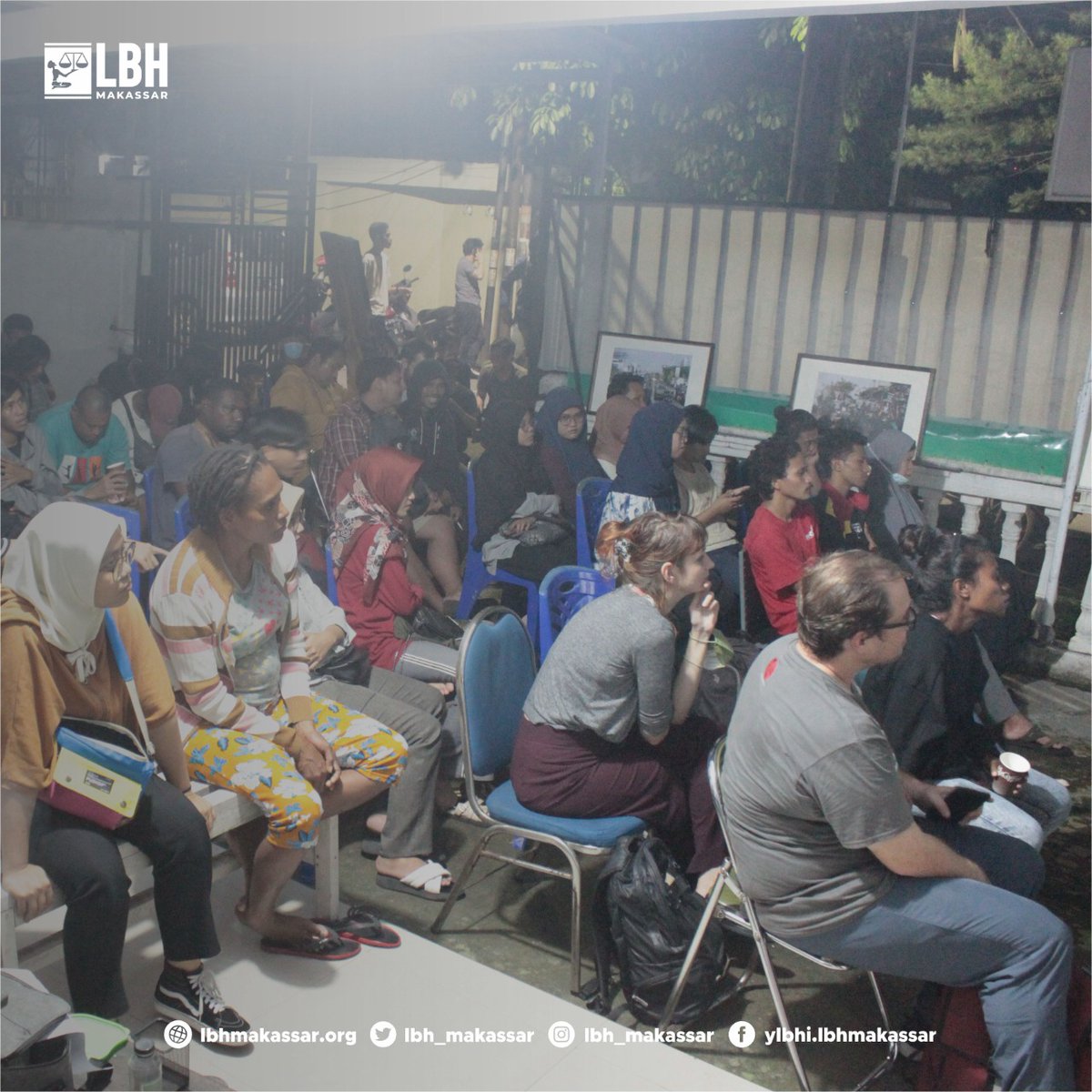 LBH_Makassar's tweet photo. Suasana nonton bareng dan diskusi film Demi 1%: Sangihe Melawan, di halaman kantor @lbh_makassar pada Rabu, 15/6/2022.

Film yang menceritakan perlawanan Warga Pulau Sangihe atas ancaman industri ekstraktif PT. Tambang Mas Sangihe (TMS). 
#savesangiheisland
#cabutuuminerba https://t.co/GRNYvFQGk6