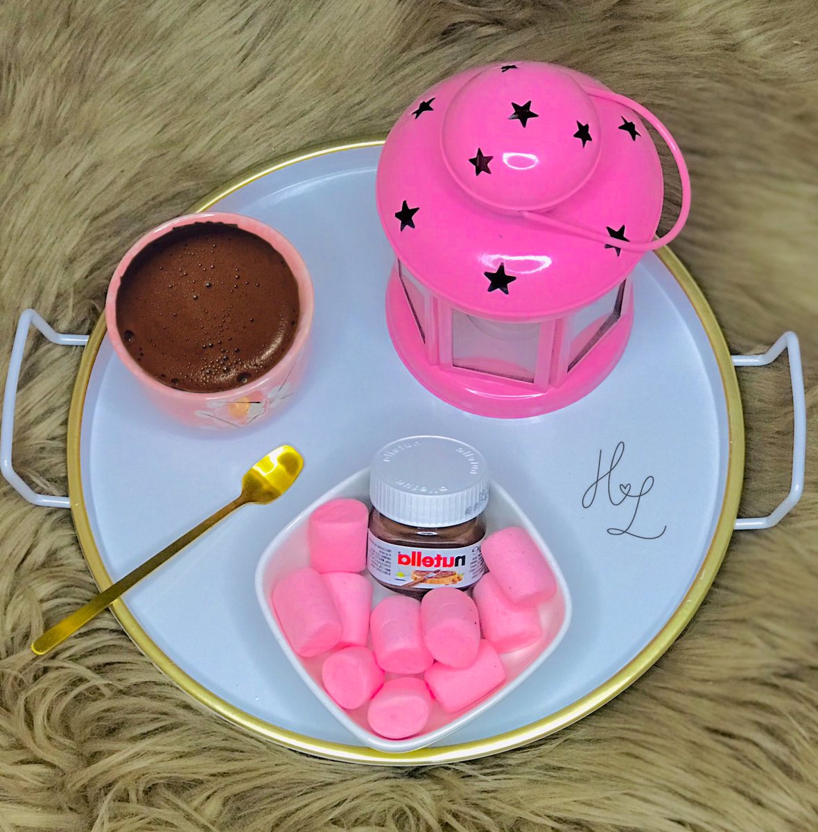 لا شي يشبهُ تفاصيلكِ اللطيفة ، سِوى القهوة .