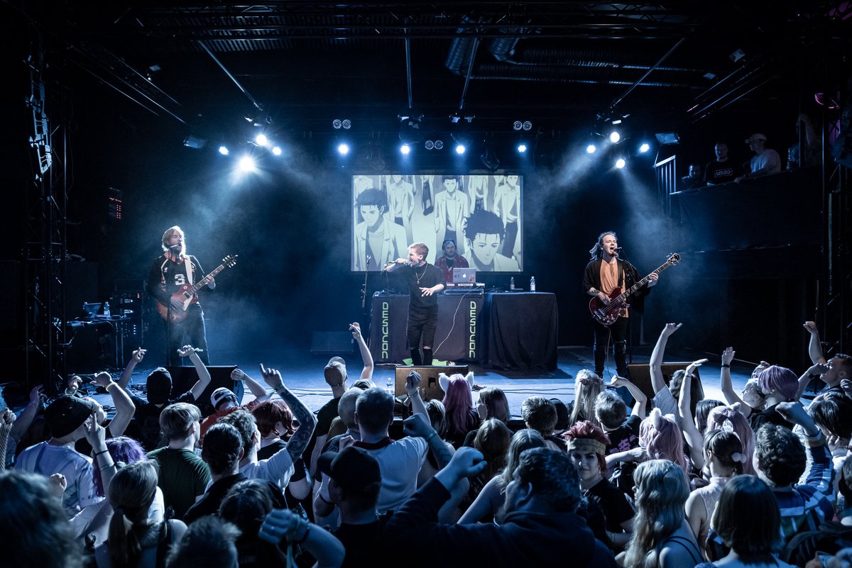 Kiitos kaikille, jotka tulivat kuuntelemaan meitä Desuconin iltabileisiin! Teillä oli aivan mahtava meno!! Nyt kaikkensa antaneena levätään ja valmistaudutaan kohti seuraavaa keikkaa. Ootte parhaita🧡!
<a href="/nyymix/">Nyymix</a> #desucon2022