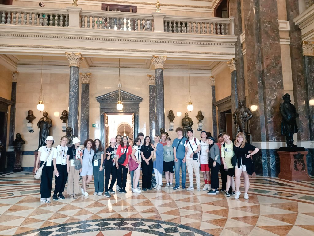 Erasmus+Öğrenci Grup Hareketliliği için Prag'da bulunan öğrencilerimiz ders içi ve ders dışı aktivitelerde akranlariyla beraber hem öğreniyor hem eğleniyor.
#orduerasmushamlesi 
<a href="/frkkymkc/">Faruk Kaymakcı</a> 
<a href="/ulusalajans/">Türkiye Ulusal Ajansı 🇹🇷 Turkish NA</a> 
<a href="/mfvargeloglu/">MEHMET FATİH VARGELOĞLU</a> 
<a href="/GozudikMusa/">Musa Gözüdik</a> 
<a href="/Ordu_MEM/">Ordu İl Millî Eğitim Müdürlüğü</a>