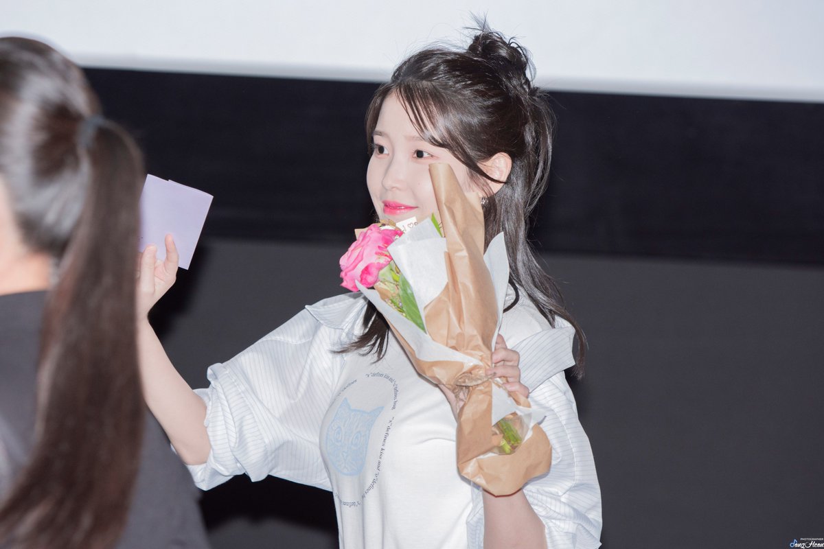 JongHeon_IU0516's tweet photo. 220618 아이유 브로커 무대인사 (메가박스 코엑스)
#아이유 #IU #이지은 #브로커 #Broker https://t.co/HzYm1MsPQE