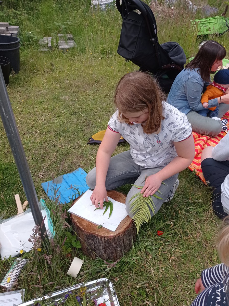 PiltonComHealth's tweet photo. @grantoncastle We learned about #hapazome #botanical printing, collecting leaves and petals, placing in cotton and bashing with mallets
#NaturalDyeing
#LeafDye
#Japanese
#TakeNotice
#LearningDisabilityWeek
#NaturePlay https://t.co/p2w8EwTZoI