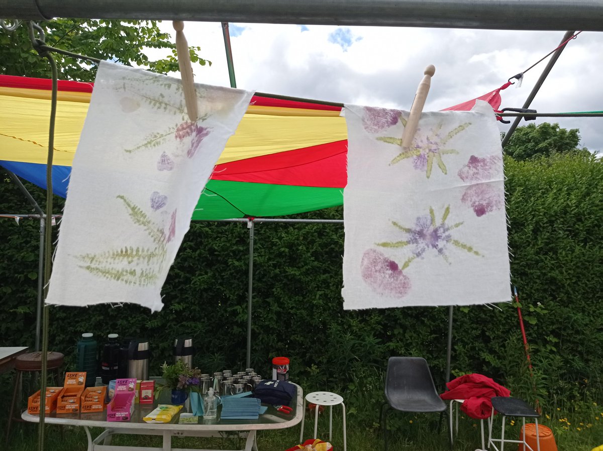 PiltonComHealth's tweet photo. @grantoncastle We learned about #hapazome #botanical printing, collecting leaves and petals, placing in cotton and bashing with mallets
#NaturalDyeing
#LeafDye
#Japanese
#TakeNotice
#LearningDisabilityWeek
#NaturePlay https://t.co/p2w8EwTZoI