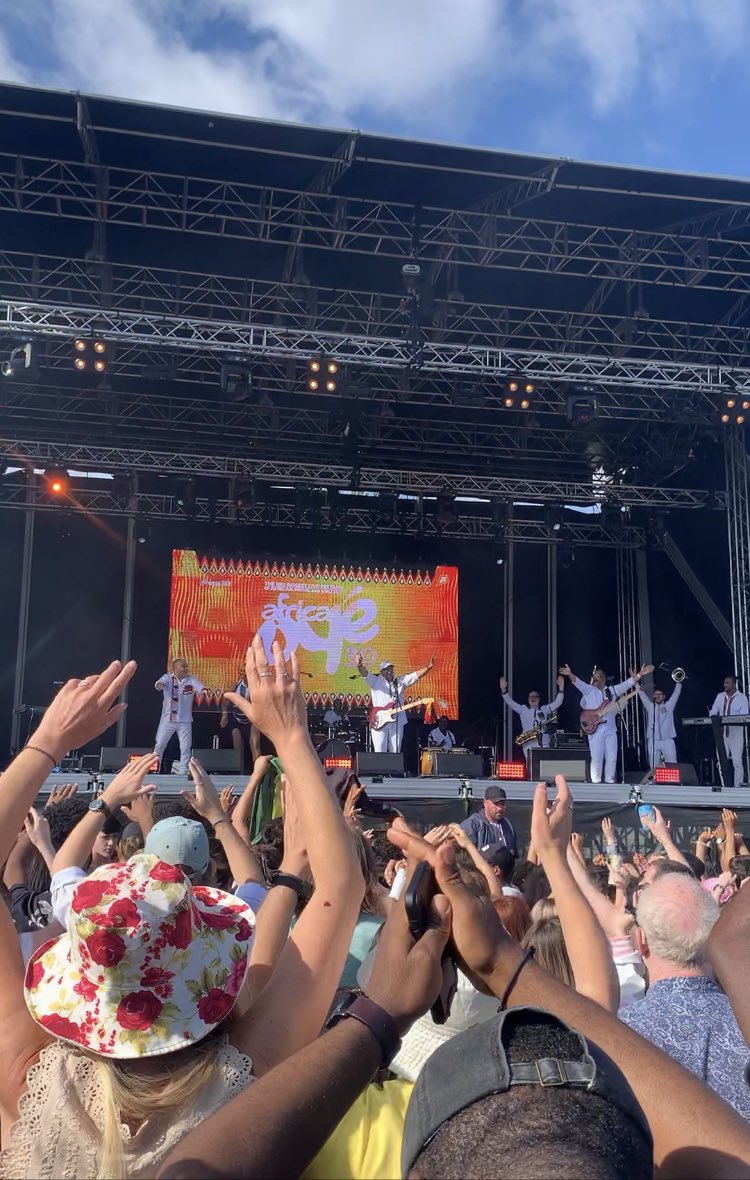 LIZNELSON_17's tweet photo. Blue skies over Sefton park for the 30th anniversary of Africa Oye!!! 🎷🌍 #AfricaOye #Africa #Liverpool #OyeBSL #MUSIC #Bestcrowdever https://t.co/d5fEeBGbXj