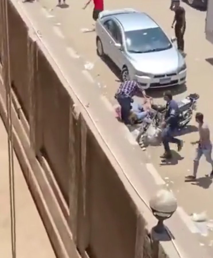 فيديو البنت ال ادبحت قدام جامعه المنصوره عند بوابه توشكى ال بنروحها كل يوم والامن واقف والناس ماشيه وف عز النهار وبكل جحود وقسوه القلب ال ف الدنيا يخليك تكره صنف البشر كله ومش عارف هتكمل ازاي ؟هو اي ده اي القسوه دي؟ربنا يرحمها ويصبر اهلها والقصاص ليها يارب ف الدنيا والاخره