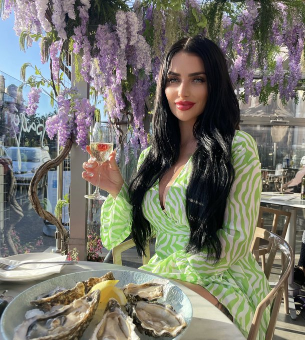 Just me and my favourite dish 🥂🦪 https://t.co/cycHTHzyz5<a href="/tag/valentinesday"class="tags"><span>#valentinesday</span></a>