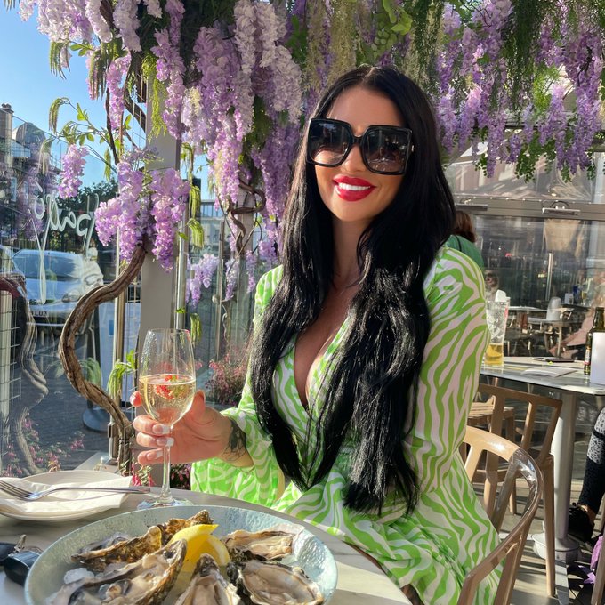Just me and my favourite dish 🥂🦪 https://t.co/cycHTHzyz5<a href="/tag/valentinesday"class="tags"><span>#valentinesday</span></a>