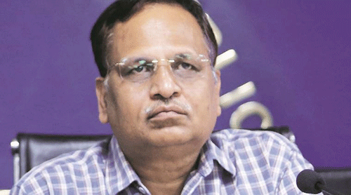 indiavoicenews's tweet photo. #Delhi: तिहाड़ जेल में बंद दिल्ली सरकार के मंत्री @SatyendarJain को सुबह ऑक्सीजन लेवल कम होने की शिकायत के बाद पहले जीबी पंत ले जाया गया था और फिर वहां से रेफर करके LNJP अस्पताल में एडमिट कराया गया है। अभी उनकी कंडीशन स्टेबल है।
#LNPJ #TiharPrisonComplex #HealthMinister https://t.co/WXZhssk8G5