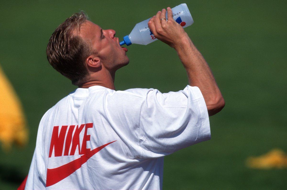 FourFourTwo's tweet photo. On this day in 1995, Dennis Bergkamp joined Arsenal 🚀

Here's a thread of his absolute genius… ❌✈️🇳🇱 https://t.co/OoRiKqxm09