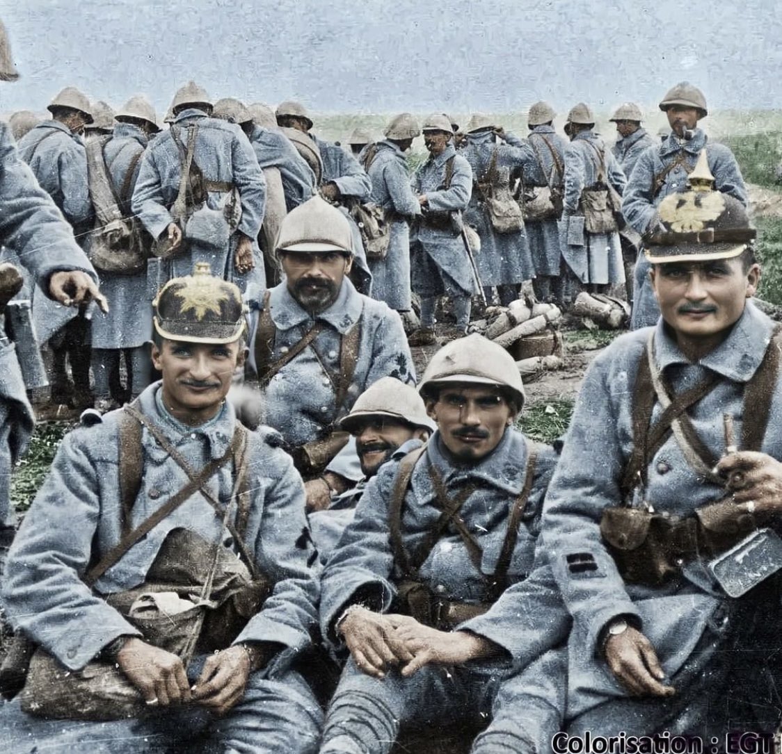 AllaisF's tweet photo. 🇫🇷 French soldiers with
German helmets following a successful trench raid on the Somme, 1916.                            —————-📷the ww1_history https://t.co/mqgGkjGlYj