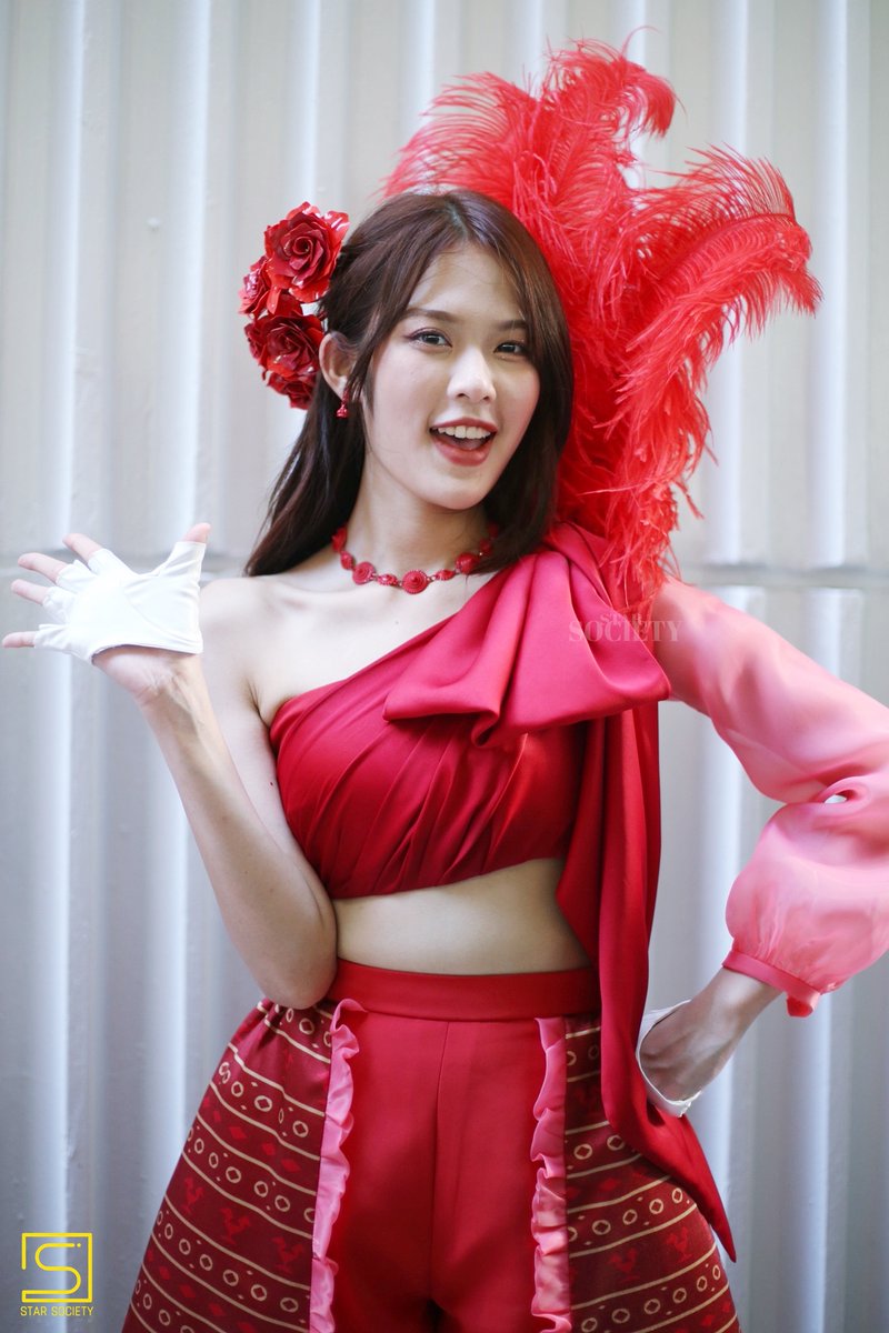 STARSOCIETY_TH's tweet photo. ละสายตาไม่ได้เลย กับชุดสีสะดุดตาพร้อมความน่ารักสุดคิ้วท์ของสองสาว โมบายล์ - วี วันนี้

ซ้อมท่า วอร์มลูกคอไปกับ "หมกกบ" Ost. ผ้าผีบอก ได้แล้ววันนี้ที่ 
https://t.co/4zT2bbJMrG

#BNK48 #รถแห่หมกกบ #BNK48หมกกบ #MobileBNK48 #WeeBNK https://t.co/AxrCrewCMB