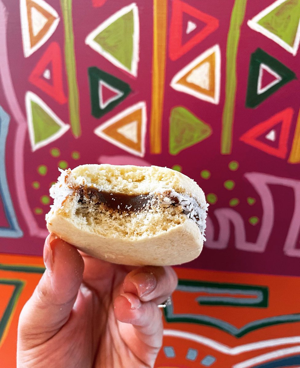 This is how we beat our Monday Blues💪 with every bite of a Dulce de Leche Alfajor perfectly baked by @piltribakery plus it’s #glutenfree 
.
#alfajores #dulcedeleche #lalatinacambridge #coconut #glutenfree #celiac #eat #cambridgeeats #foodie #foodiesincambridge #cambridgeeats