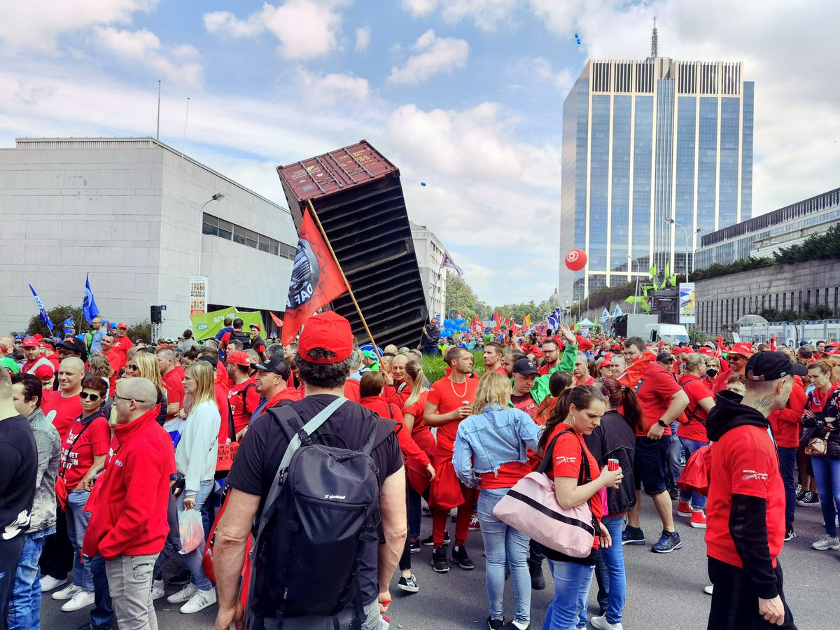 ForneaDumitru's tweet photo. Amazing Belgian Trade Unions fighting for workers' rights and #SocialJustice.
@FGTB_CG
@CGSLB
@solidaris
@acv_csc_europe
@WorkersEESC
#SocialEurope
#SocialProgress
#DecentWork
#SocialInvestments
#AgainstSavageCapitalism
#NoMoreSpeculation
#AffordableLife https://t.co/obl0HCxL2h