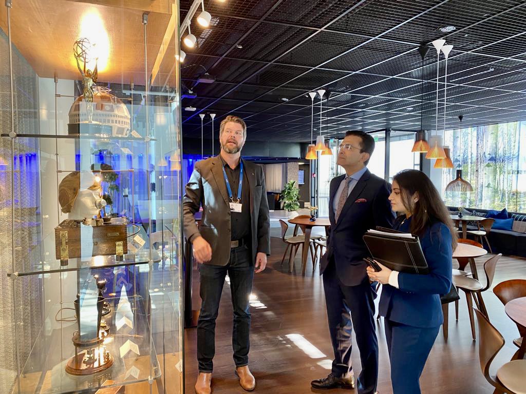 IndEmb_Fin's tweet photo. Ambassador @raveesh_kumar met the CEO of @nokia @PekkaLundmark &amp; discussed Nokia’s India strategy in light of upcoming 5G spectrum auction. He visited Nokia Experience Center to see Nokia’s story of innovation.

Nokia has a production facility in Chennai &amp; R&amp;D center in Bangalore https://t.co/tWvkLbNxZv