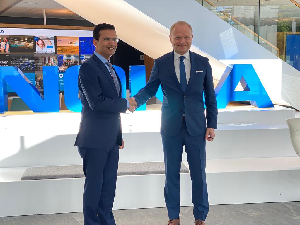 IndEmb_Fin's tweet photo. Ambassador @raveesh_kumar met the CEO of @nokia @PekkaLundmark &amp; discussed Nokia’s India strategy in light of upcoming 5G spectrum auction. He visited Nokia Experience Center to see Nokia’s story of innovation.

Nokia has a production facility in Chennai &amp; R&amp;D center in Bangalore https://t.co/tWvkLbNxZv