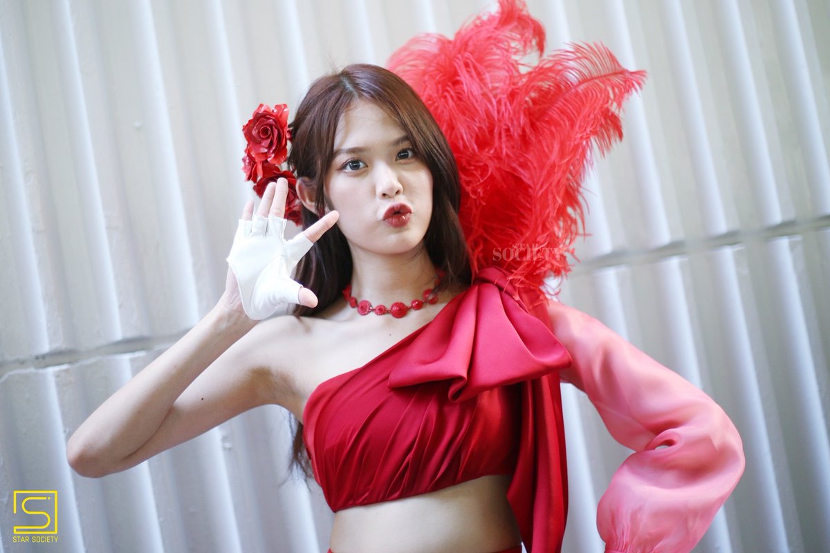 STARSOCIETY_TH's tweet photo. ละสายตาไม่ได้เลย กับชุดสีสะดุดตาพร้อมความน่ารักสุดคิ้วท์ของสองสาว โมบายล์ - วี วันนี้

ซ้อมท่า วอร์มลูกคอไปกับ "หมกกบ" Ost. ผ้าผีบอก ได้แล้ววันนี้ที่ 
https://t.co/4zT2bbJMrG

#BNK48 #รถแห่หมกกบ #BNK48หมกกบ #MobileBNK48 #WeeBNK https://t.co/AxrCrewCMB