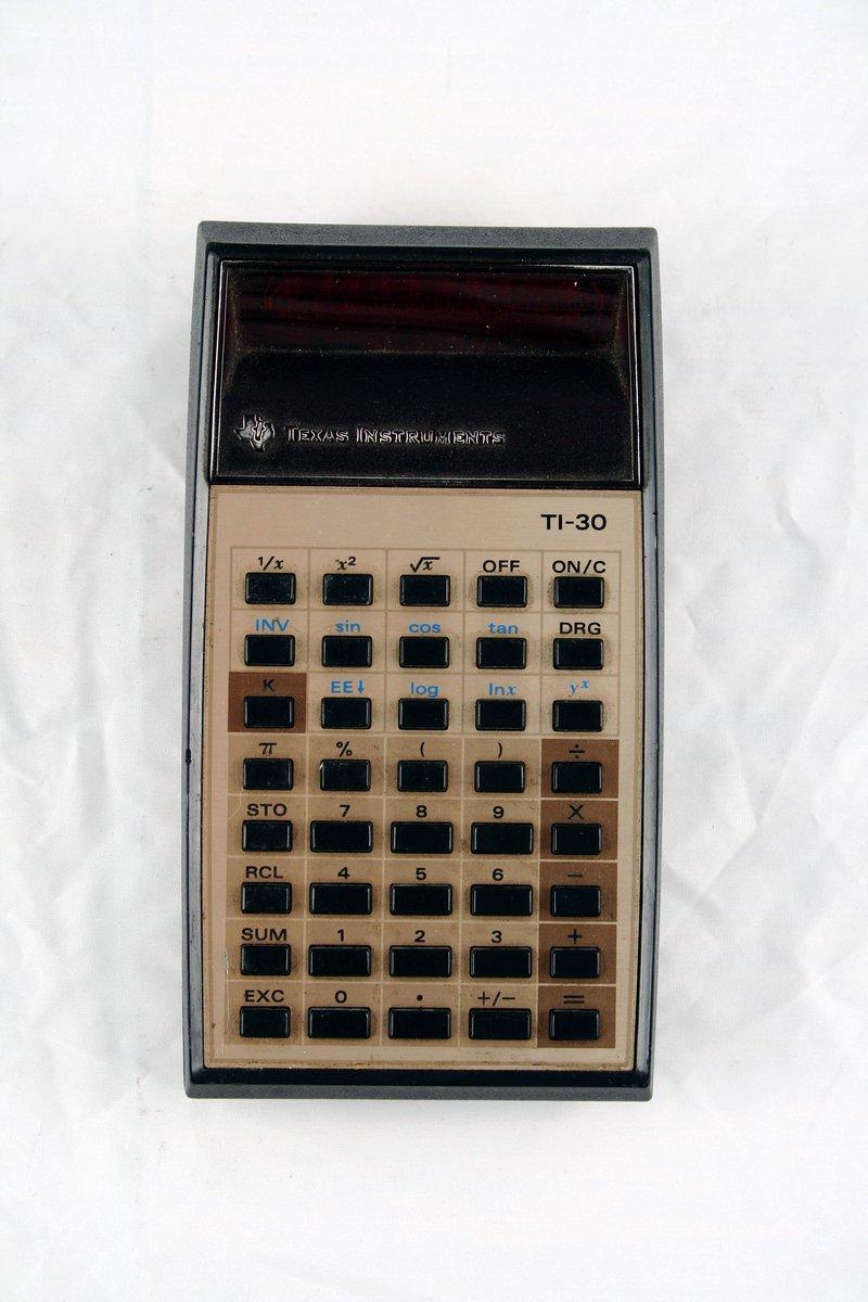 ErnstvAll's tweet photo. Die Erfindung, die beinahe unterging
Jack #Kilby erfand erst den #Mikrochip, dann den #Taschenrechner - seine Bosse unterschätzten beides. Erst Jahrzehnte später erhielt der US-Ingenieur einen #Nobelpreis. https://t.co/WoVZ2PRs7b https://t.co/4zJ2fTJgOP
