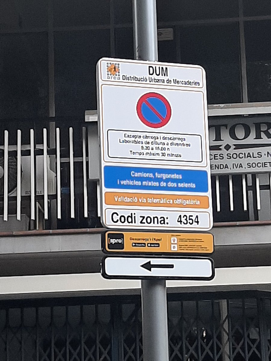 biciclona's tweet photo. Twitt vàlid per a qualsevol matí a la #superilla de #SantAntoni

C/D fora d'horari i sense cap control

Proves pilot que fan riure
#superblocks = #superchof https://t.co/VzwnxDP8pm