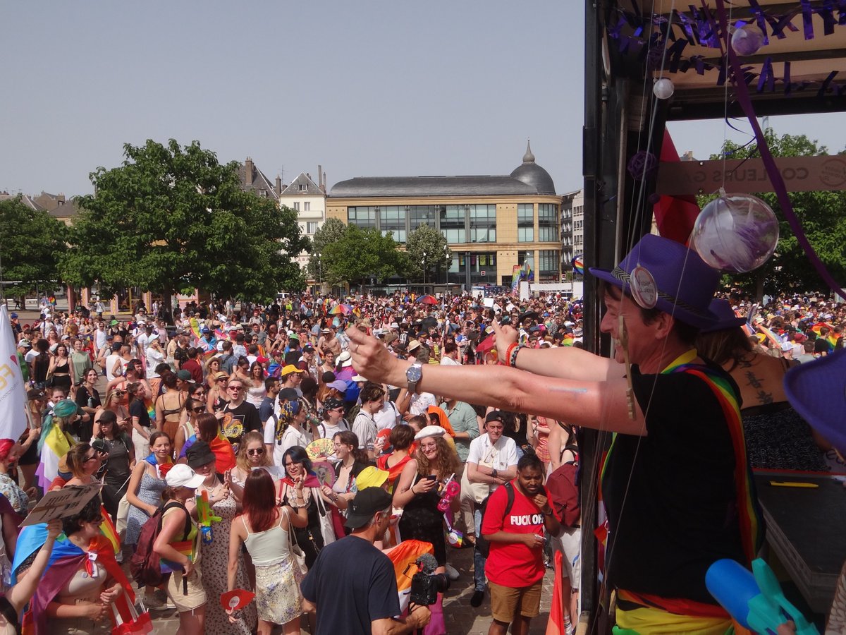 OLF57's tweet photo. Une marche des Fiertés fabuleuse avec le cortège de la Visibilité Lesbienne en tête 💥💜🔥 à Metz. 
Bravo @couleursgaies 
Album photo complet sur notre page FB.
#pridemetz #Pride2022 #MarcheDesFiertes https://t.co/TYguUEAU13