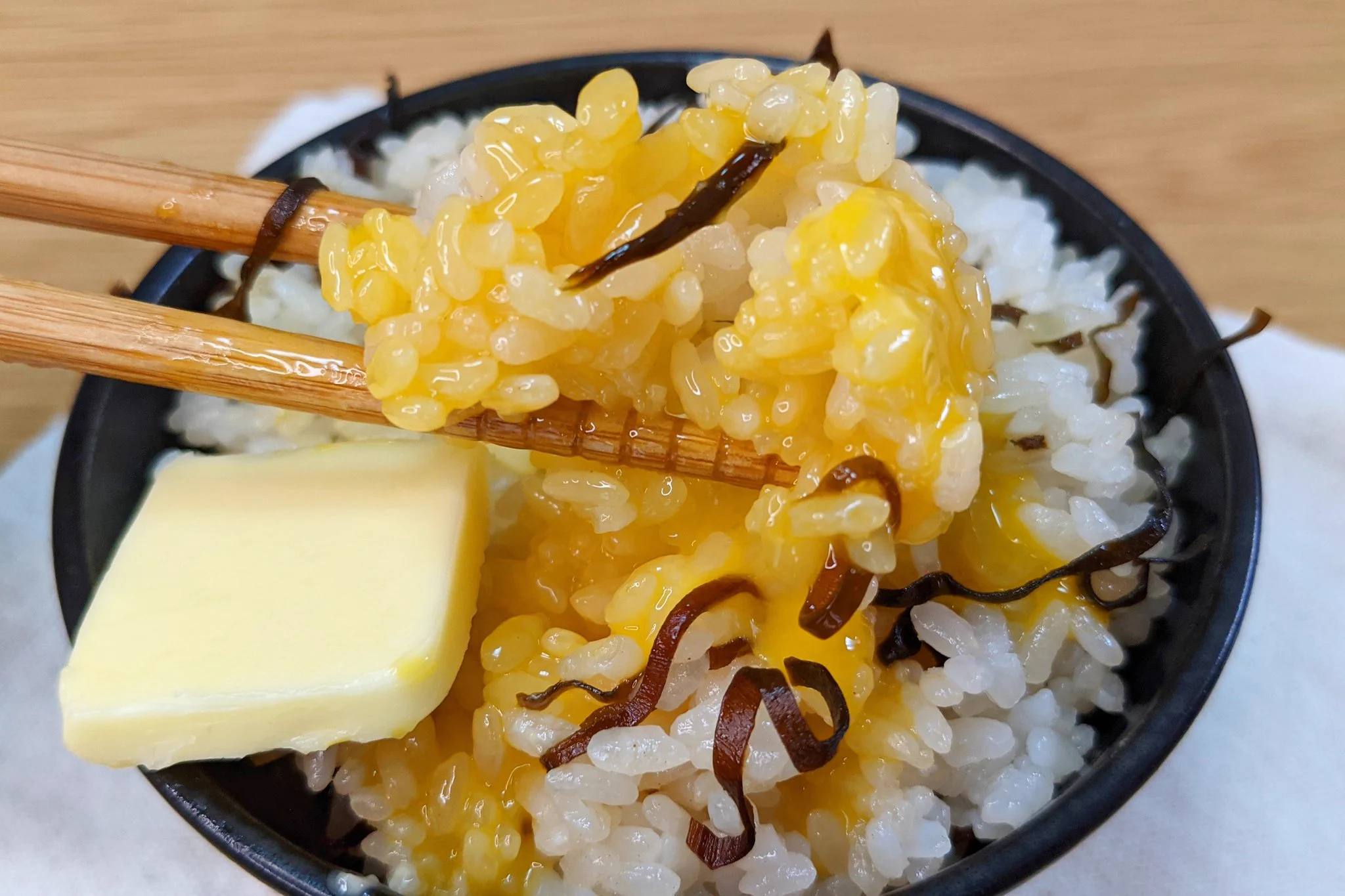 パッとのせてパッと食べられる。塩こんぶバターTKG。