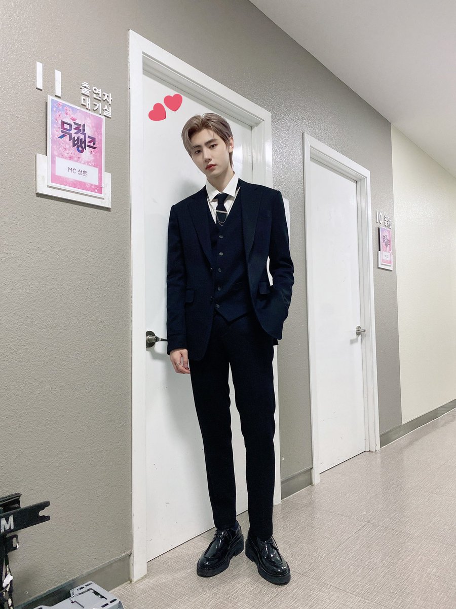3_3ggg's tweet photo. MusicBankのMC姿に惚れました🥹

ソンウンかっこいいぃぃ"
リアコみ強い💖早よ日本きてくれ！

#ENHYPEN #SUNGHOON 
#ENGENEと繋がりたい 
#ENGENE https://t.co/QRkWqWjdlo