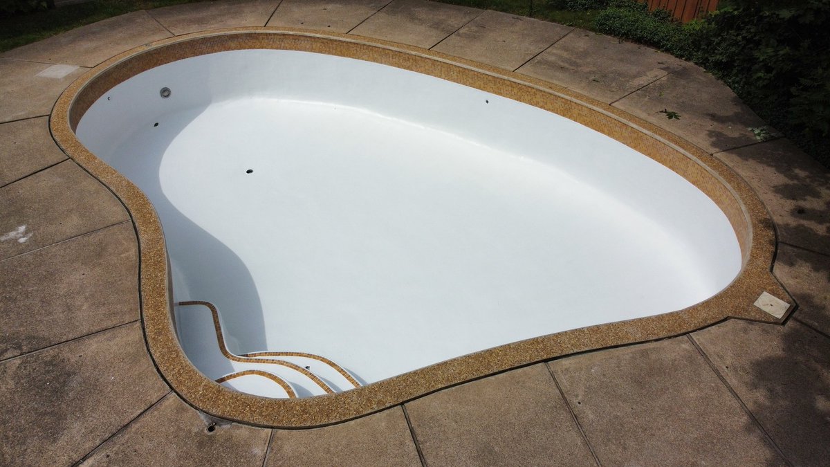Freshened up look on a custom shaped pool. Hamilton, Ontario
#pools #poolside #swimmingpool