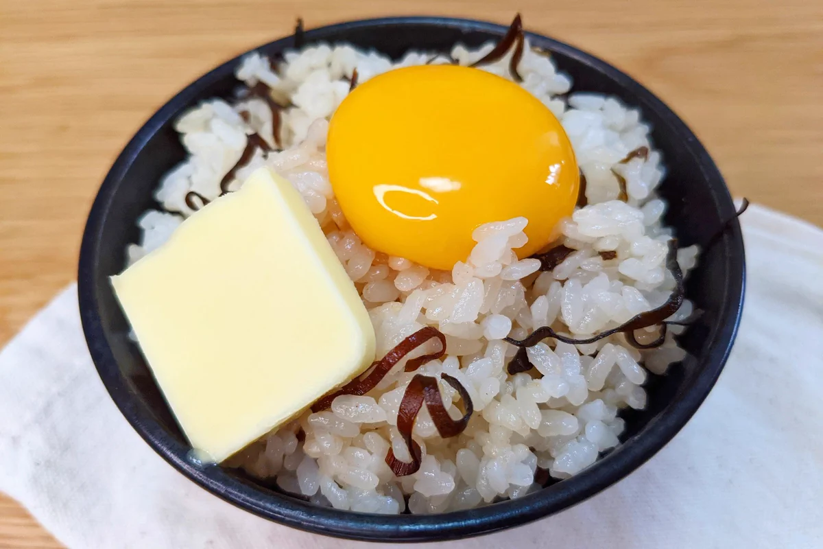 パッとのせてパッと食べられる。塩こんぶバターTKG。
