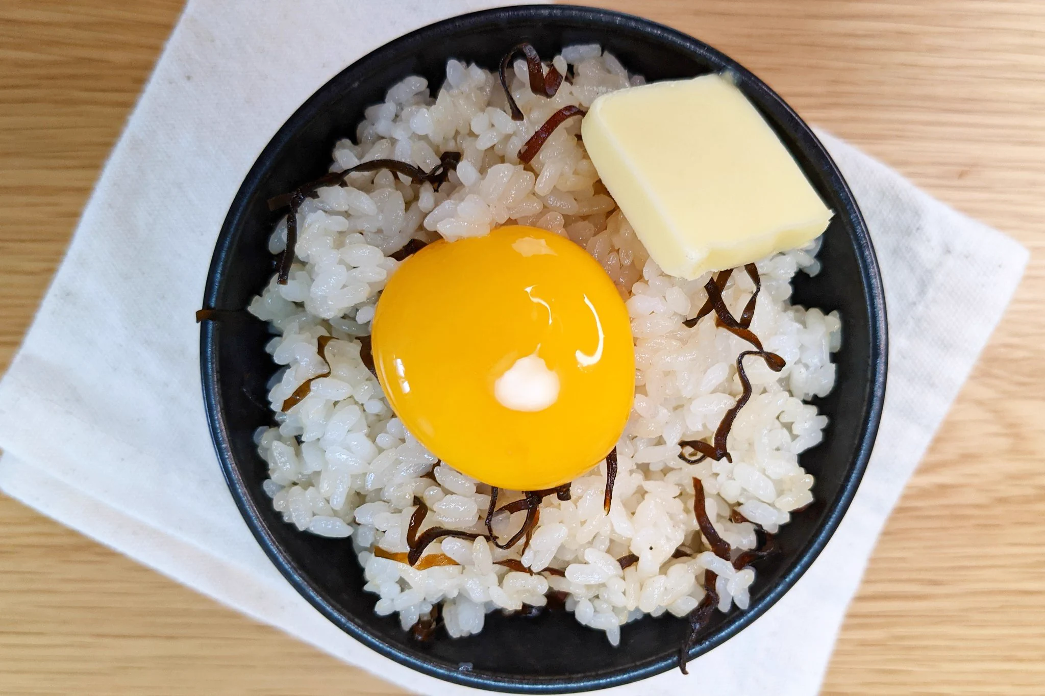 パッとのせてパッと食べられる。塩こんぶバターTKG。