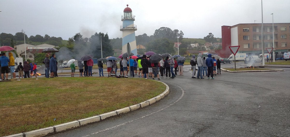 AnaCalvo19's tweet photo. ✊🏻🚩 Continúa la huelga del metal en Cantabria. Ayer #Pymetal anuncio falsamente el fin de la huelga, con la esperanza de desmovilizar las movilizaciones
Hoy intervendrá el gobierno estatal en las negociaciones.
#HuelgaMetalCantabria https://t.co/Rwgb7ftOJ0#HuelgaMetalCantabria
