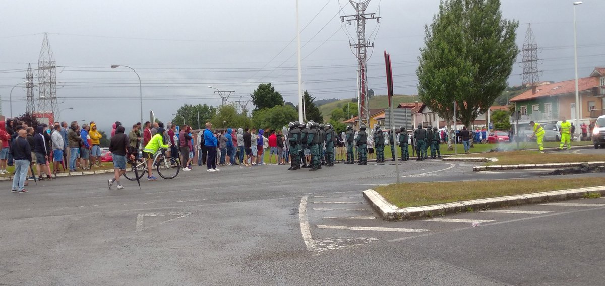 AnaCalvo19's tweet photo. ✊🏻🚩 Continúa la huelga del metal en Cantabria. Ayer #Pymetal anuncio falsamente el fin de la huelga, con la esperanza de desmovilizar las movilizaciones
Hoy intervendrá el gobierno estatal en las negociaciones.
#HuelgaMetalCantabria https://t.co/Rwgb7ftOJ0#HuelgaMetalCantabria