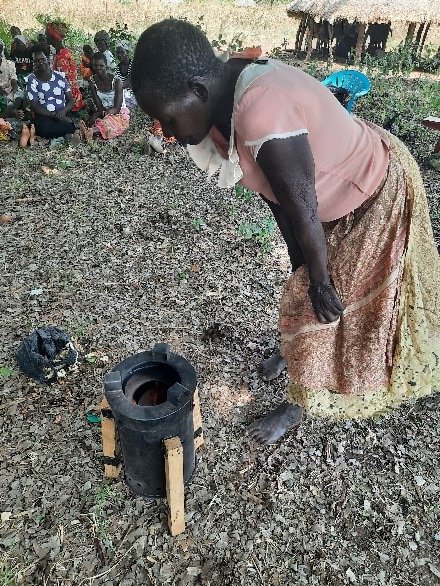 FAOEastAfrica's tweet image. Refugees and host communities in Uganda work together to protect the environment. With @FAO and @MandulisEnergy, they use alternative cooking fuel to protect the forests, and learn agricultural practices to improve their self-reliance.
#WorldRefugeeDay