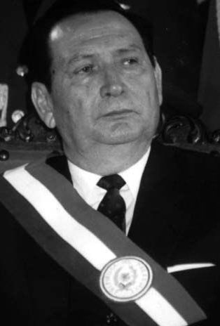 fabian_1978's tweet photo. 30 AÑOS DE LA CONSTITUCIÓN NACIONAL
Cuando Andrés Rodríguez se enteró de la inclusión del artículo que prohibía la reelección, mandó llamar inmediatamente al presidente de la Convención Nacional Constituyente, el doctor Oscar Facundo Insfran. Sin extenderse mucho en su… https://t.co/DspylCV6fS