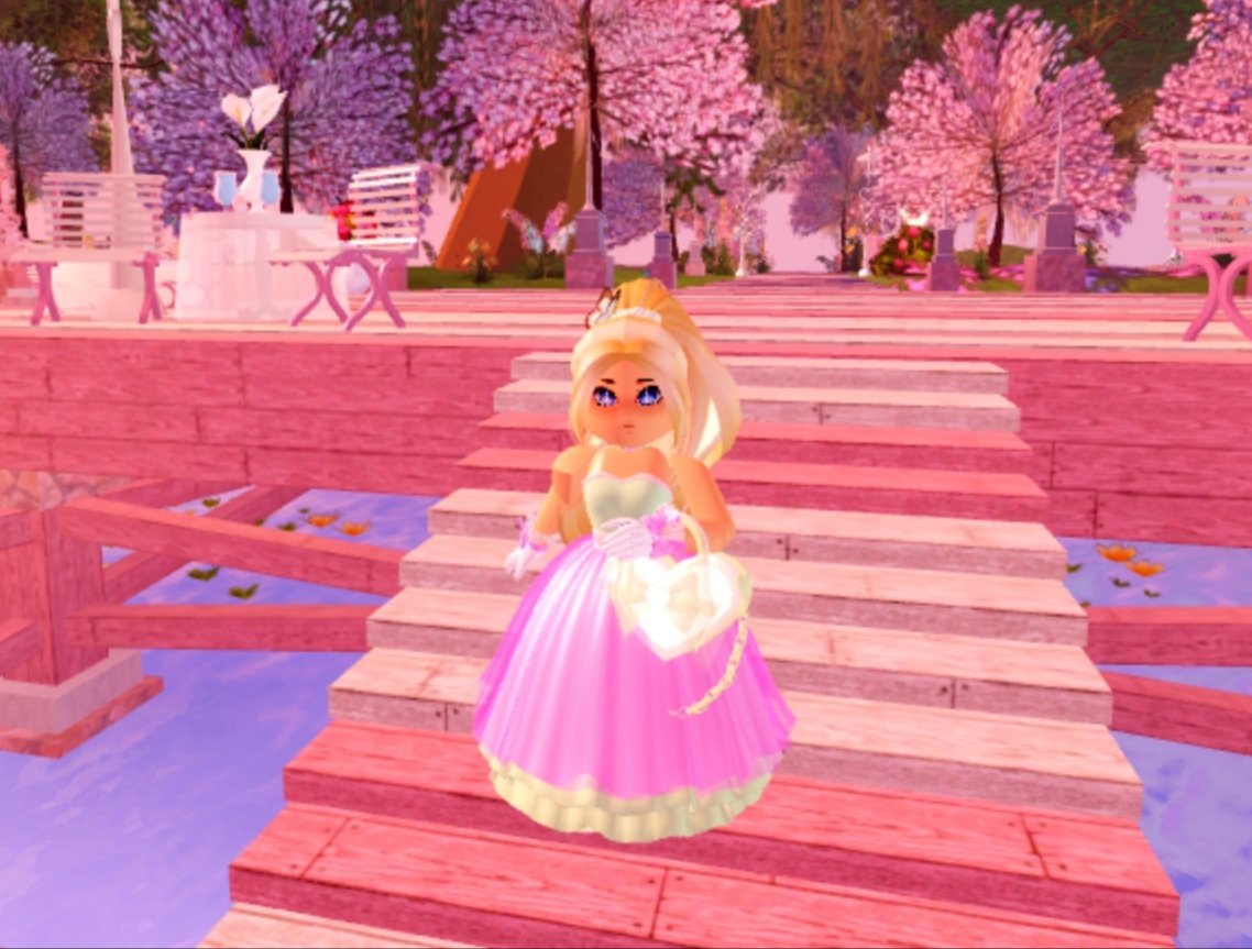 sara_sgaming's tweet photo. #Roblox #royalhigh #fashion https://t.co/tqOaxVjOqD