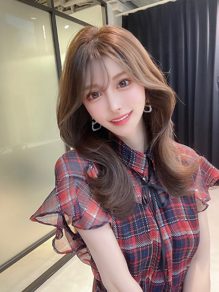 meyfujisaki's tweet photo. TikTokでバズってた美容師のナカシオくんに渋谷でカラーしてもらいました☺️🔥

スタイリングもうまかったありがとう〜🥺✨✨ https://t.co/MN075hV2da