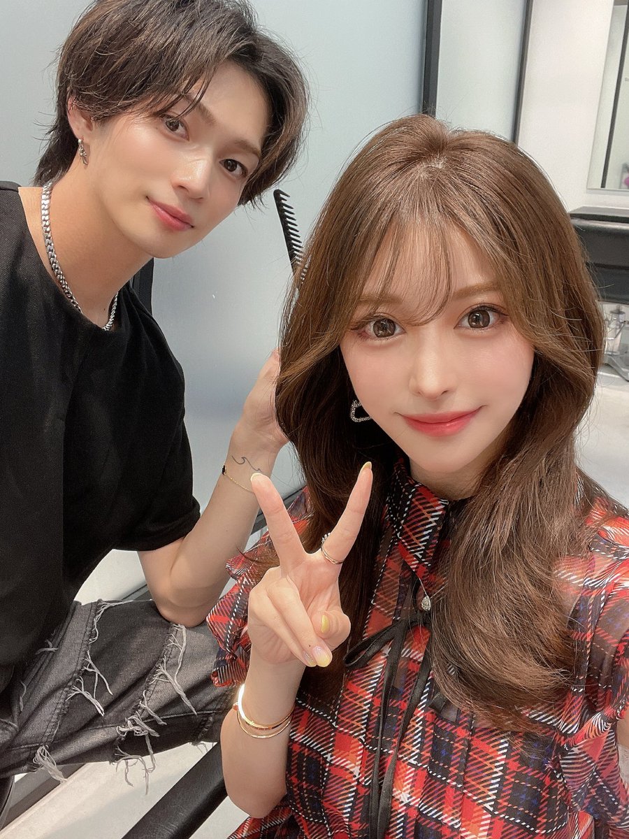meyfujisaki's tweet photo. TikTokでバズってた美容師のナカシオくんに渋谷でカラーしてもらいました☺️🔥

スタイリングもうまかったありがとう〜🥺✨✨ https://t.co/MN075hV2da