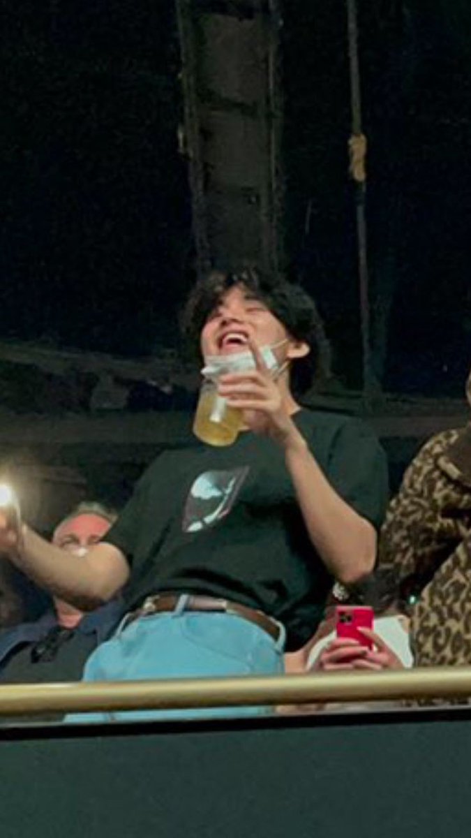 HRJHSK's tweet photo. Seokjin pediu que o Taehyung viesse hoje e ficasse no bar, atendendo às pessoas e cuidando das bebidas

O Taehyung atendendo das pessoas e cuidando das bebidas: https://t.co/hmZcCf45Ic