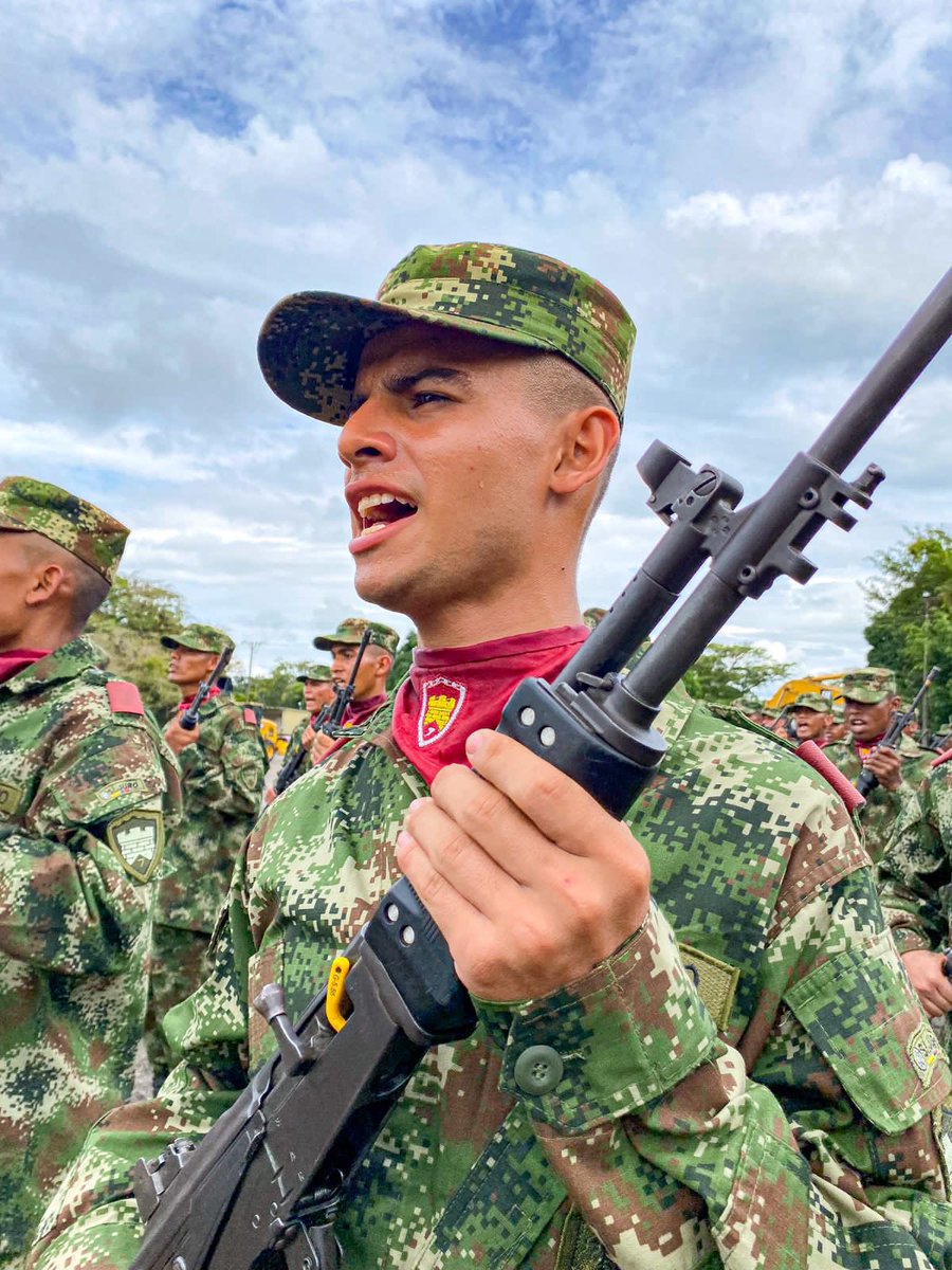 Ejercito_Div4's tweet photo. #SíJuro Defender a mi país, a mi bandera a mi gente porque soy un soldado de Colombia dispuesto a servir a mi patria. https://t.co/XRkh1Gda8q